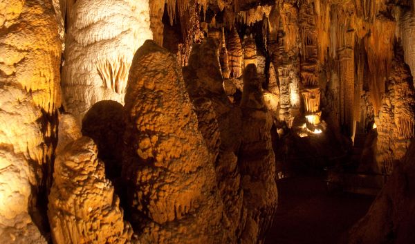 Natuurlijke grot van Jura